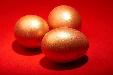 打开异世界大门！巨型PS5降落迪拜 喷射蓝色光柱